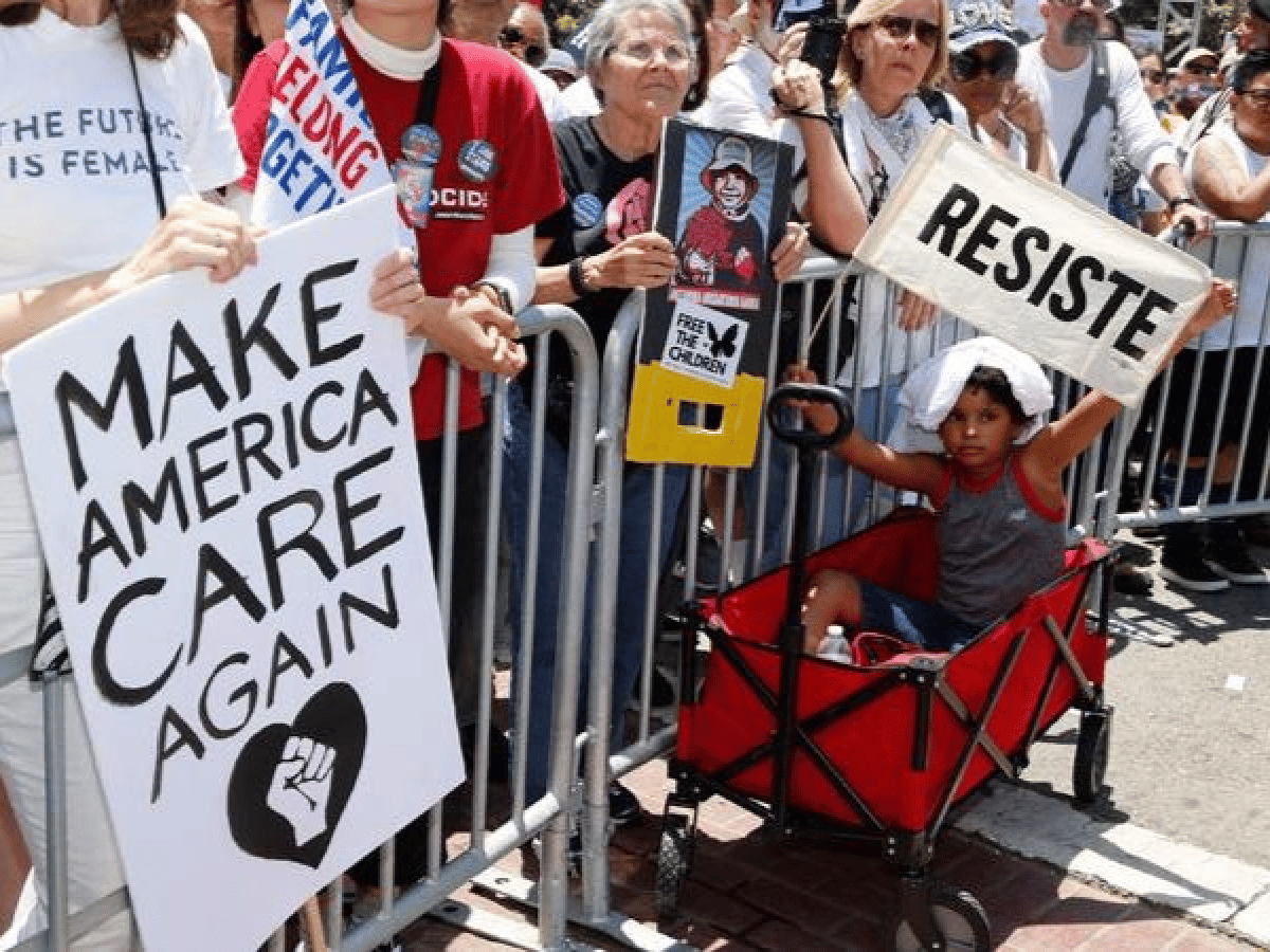 Miles de personas protestan en EEUU en rechazo a las inminentes redadas contra inmigrantes