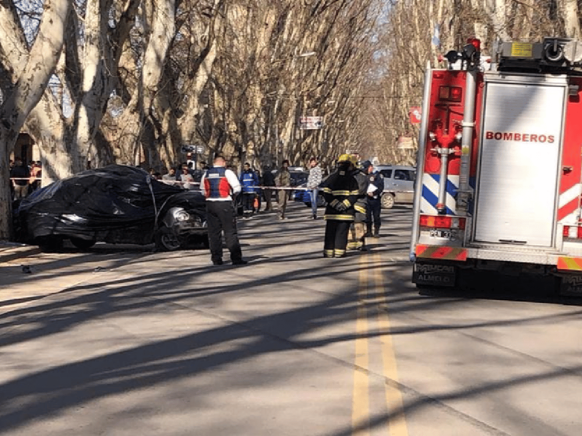 Un auto embistió una parada de colectivos en Colonia Caroya: dos muertos