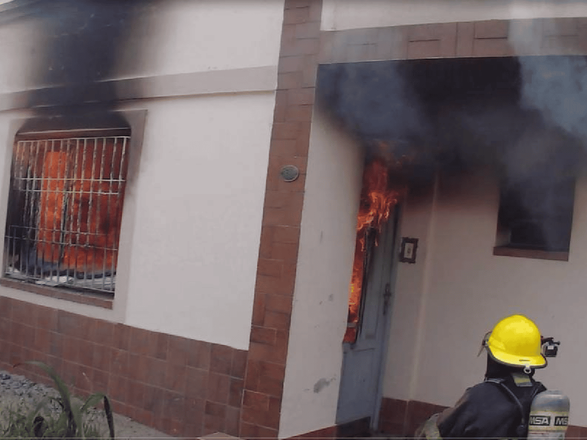 Ardió una casa en barrio Vélez Sarsfield 