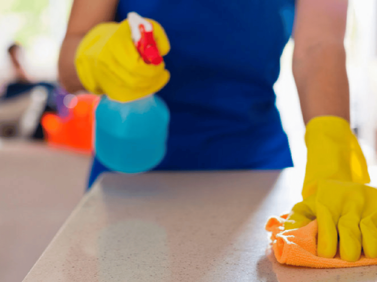 Brecha de género en los hogares: las mujeres se encargan de la limpieza en 7 de cada 10 casas