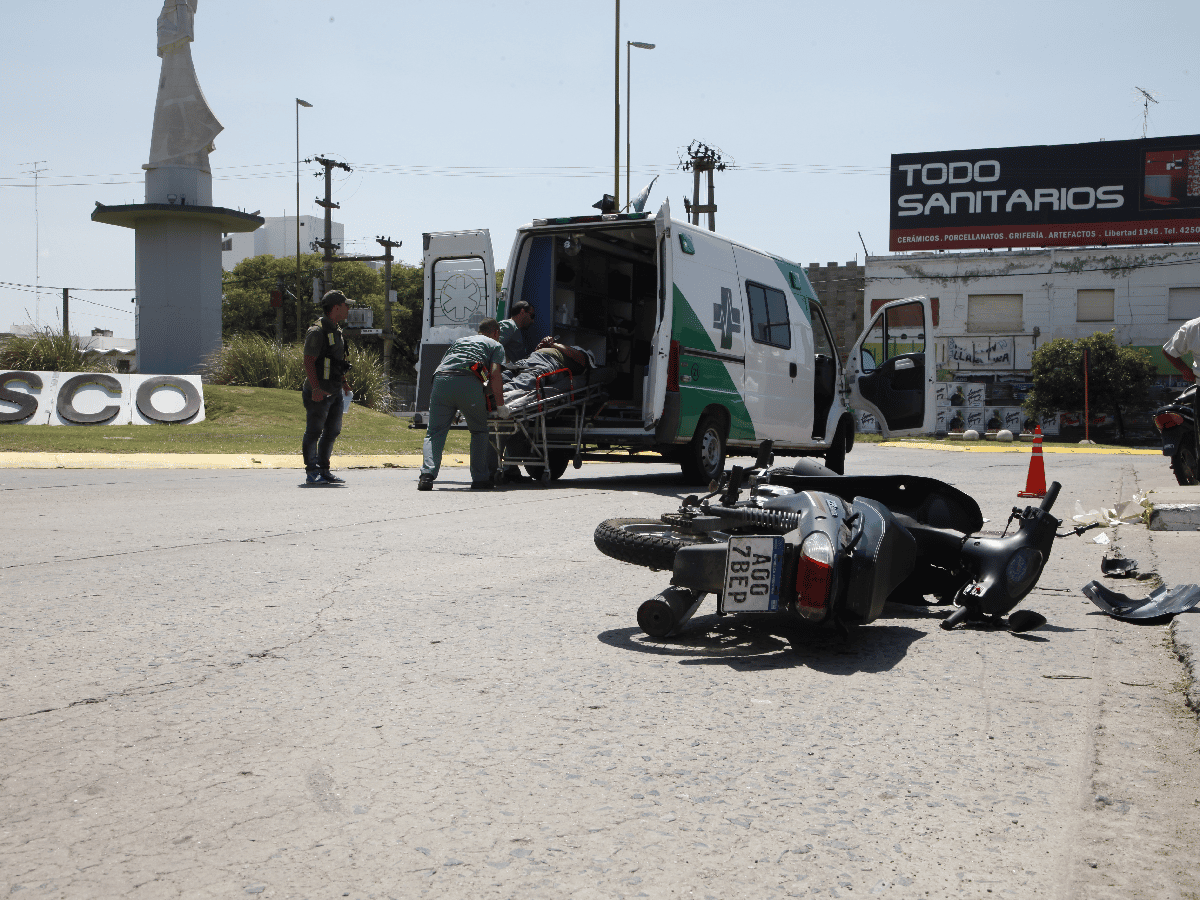 Chocan una moto y una camioneta en la rotonda de acceso oeste