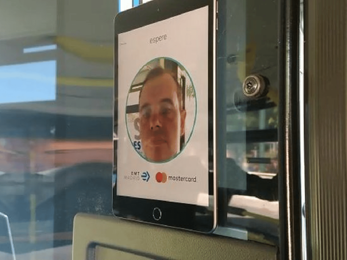 En España, prueban un sistema para pagar el boleto de transporte con el rostro