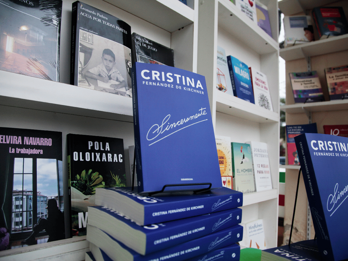 El libro "Sinceramente", de Cristina Fernández, sigue al tope del ranking de los más vendidos
