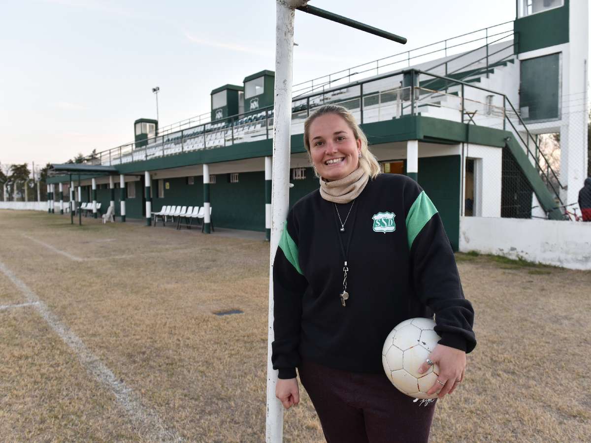 Gisela Echagüe, la  entrenadora que rompió  el molde en el Baby Fútbol