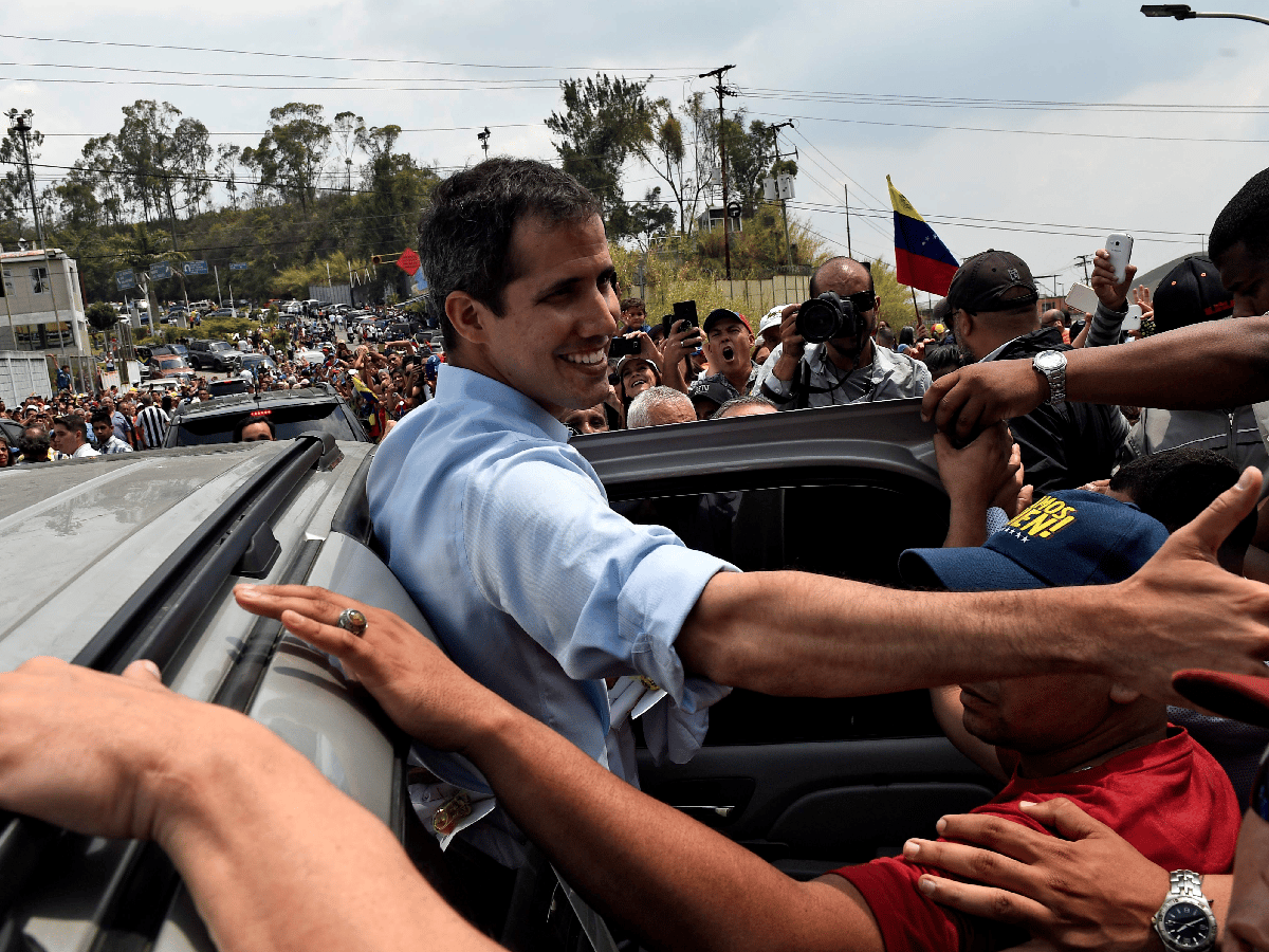 Chavistas y opositores coparon las calles de Caracas en medio de los apagones