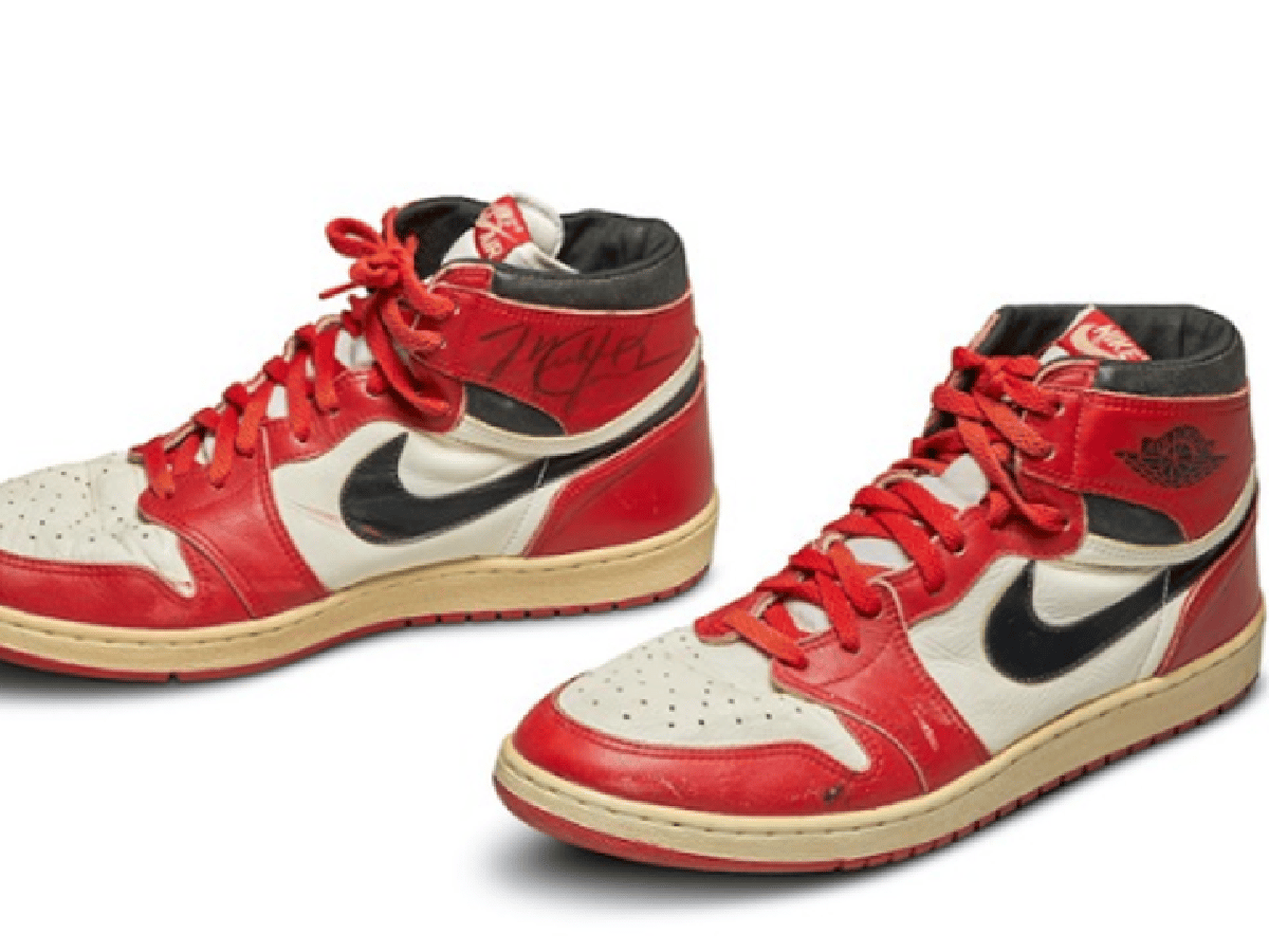 Subastan zapatillas de Michael Jordan en cifra récord 