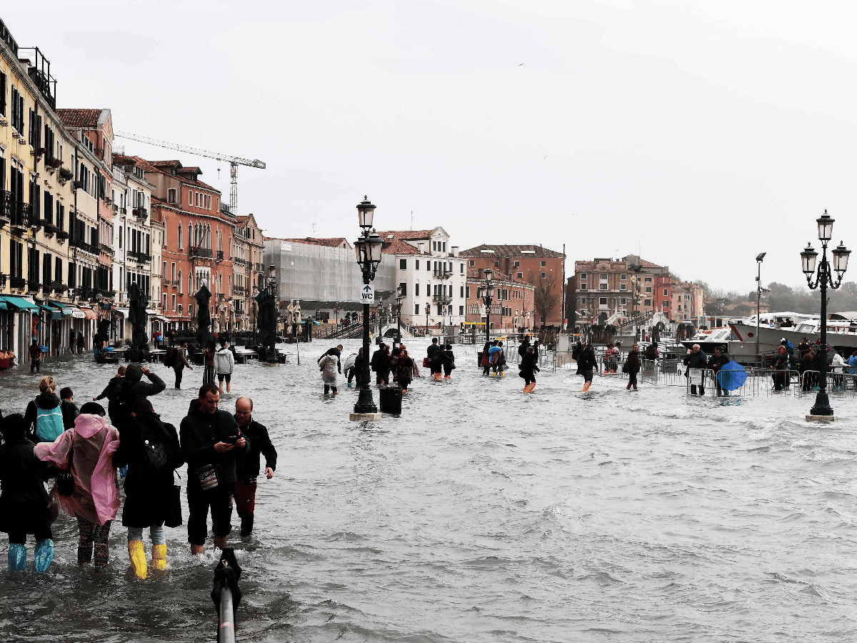Cinco personas murieron por las tormentas en Italia y fue evacuada la plaza de Venecia