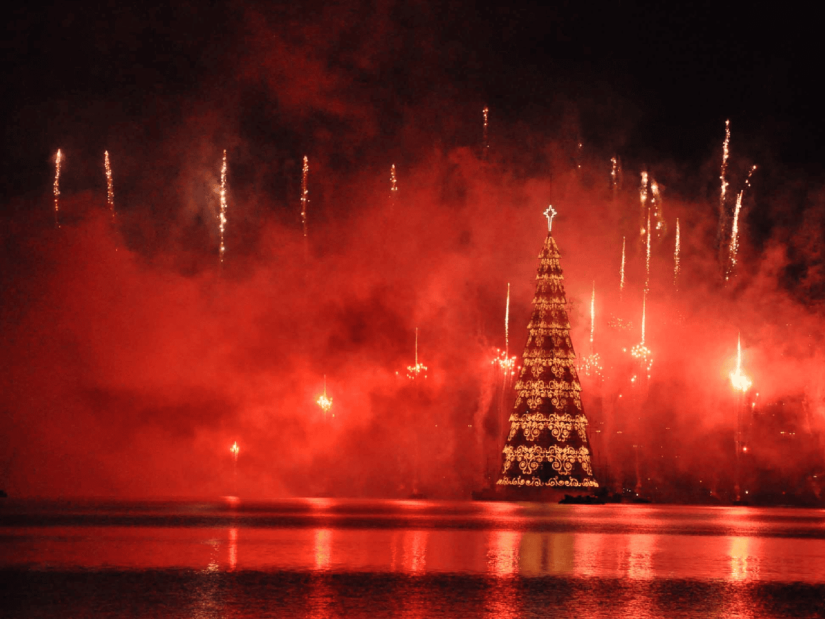  En Rio de Janeiro inauguran el árbol de navidad flotante de 70 metros de altura
