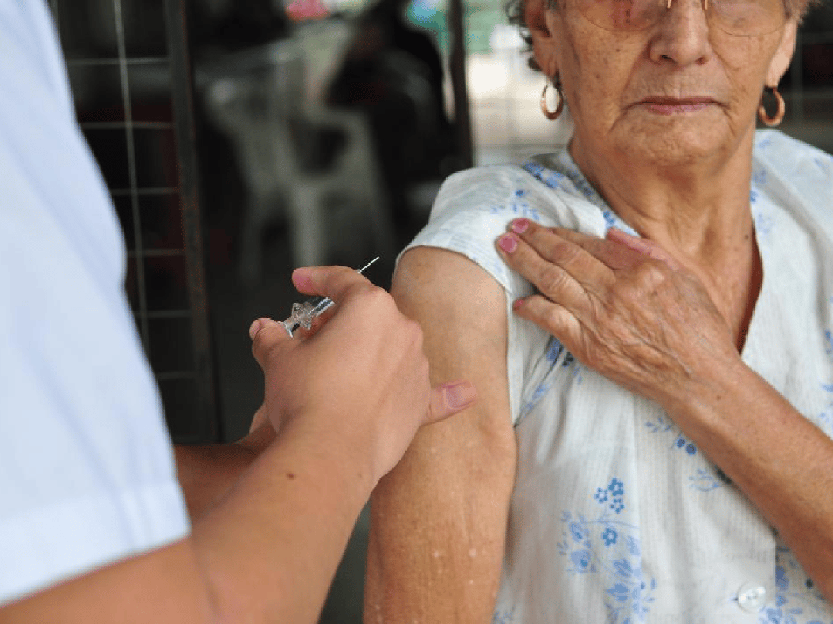 Gripe: vacunan a mayores de 65 años de los barrios Parque y 9 de Septiembre