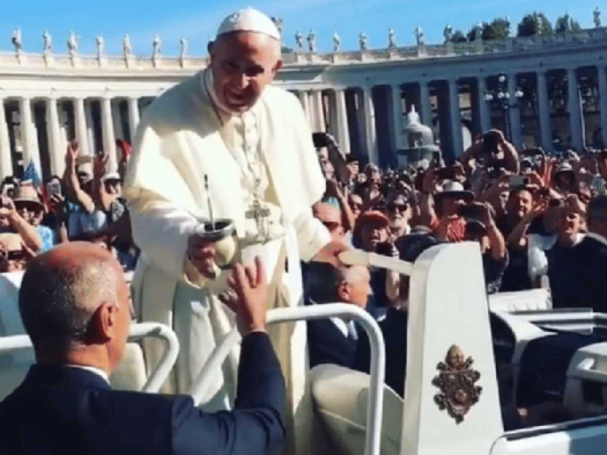 El Papa Francisco tomó un mate cebado por un sanfrancisqueño 