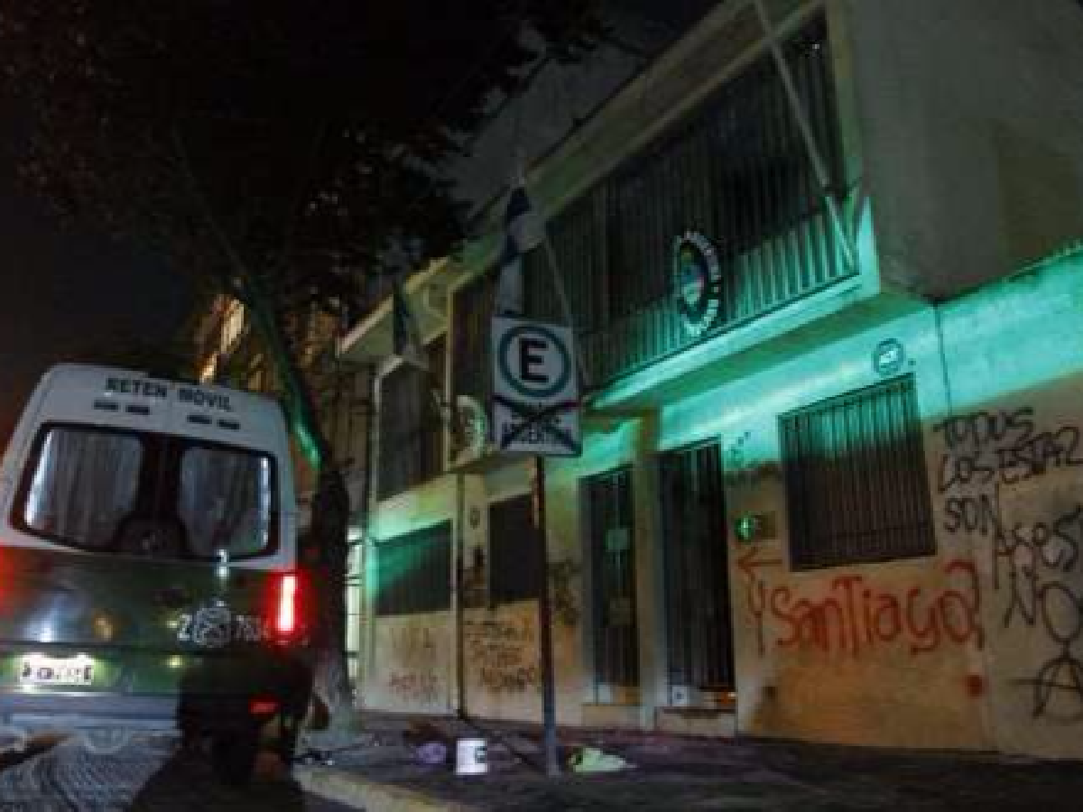 Encapuchados atacaron el consulado argentino en Chile