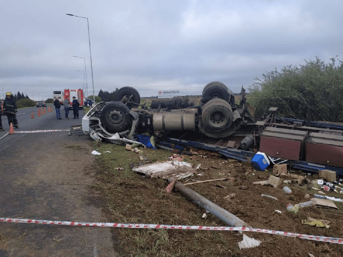 Vuelco fatal en la autopista Córdoba-Rosario: un muerto