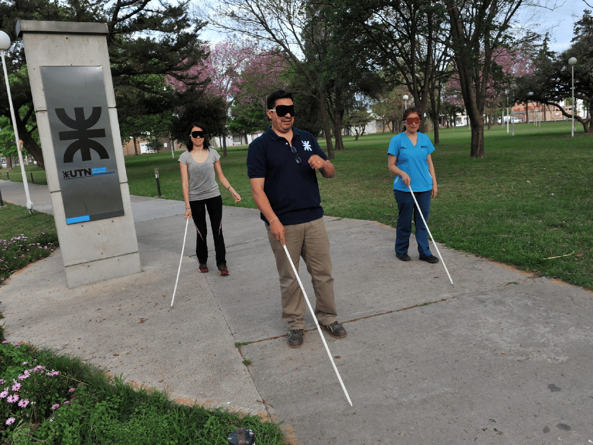 En los zapatos de un ciego por un rato para romper las barreras de la discapacidad 