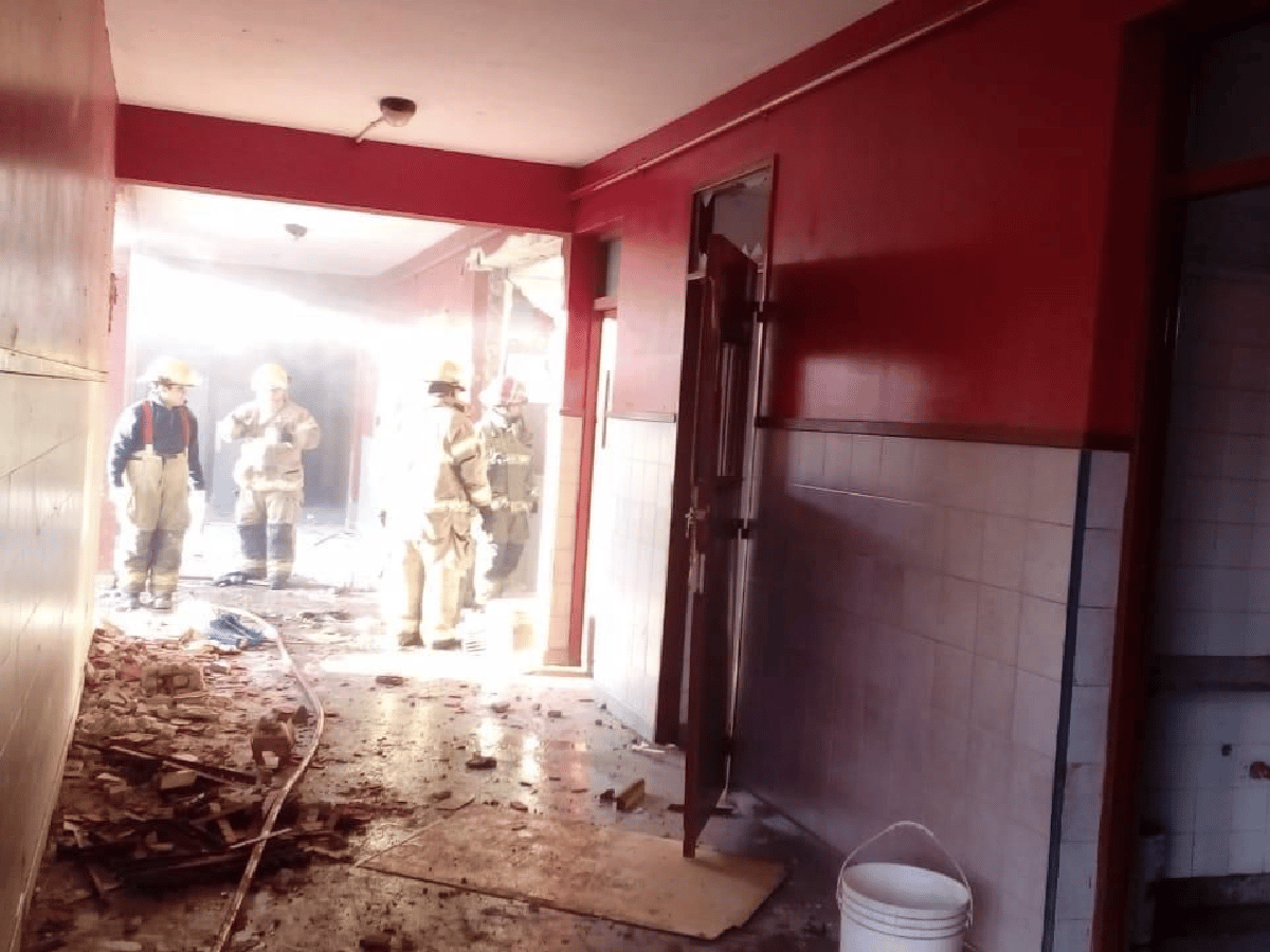 Por una explosión fallecieron dos personas en un colegio de Moreno