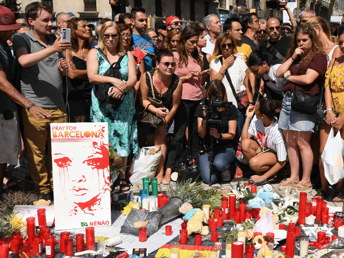 Una multitud salió a la calle en Barcelona tras los atentados para gitar: "No tengo miedo" 