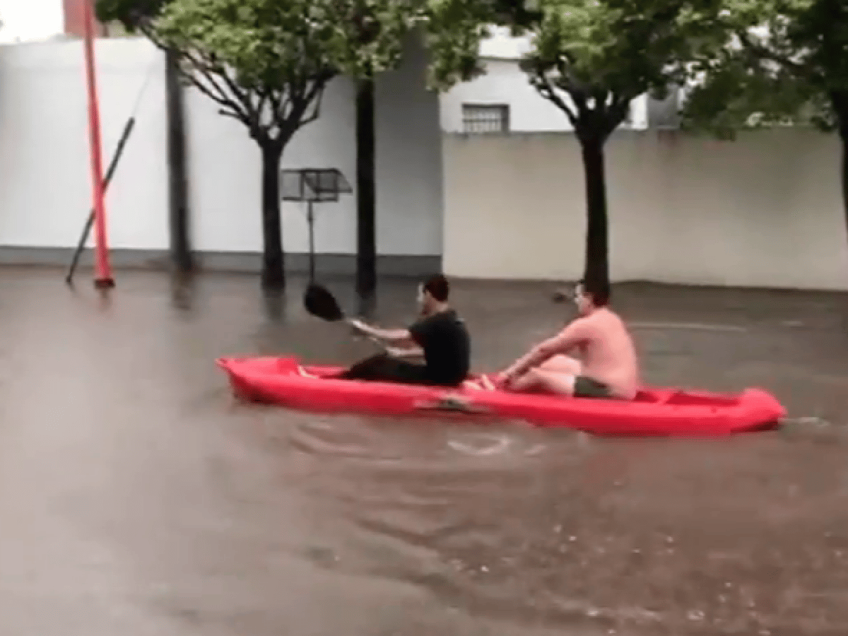 Piraguas, autos anegados y calles inundadas: las postales de Arroyito