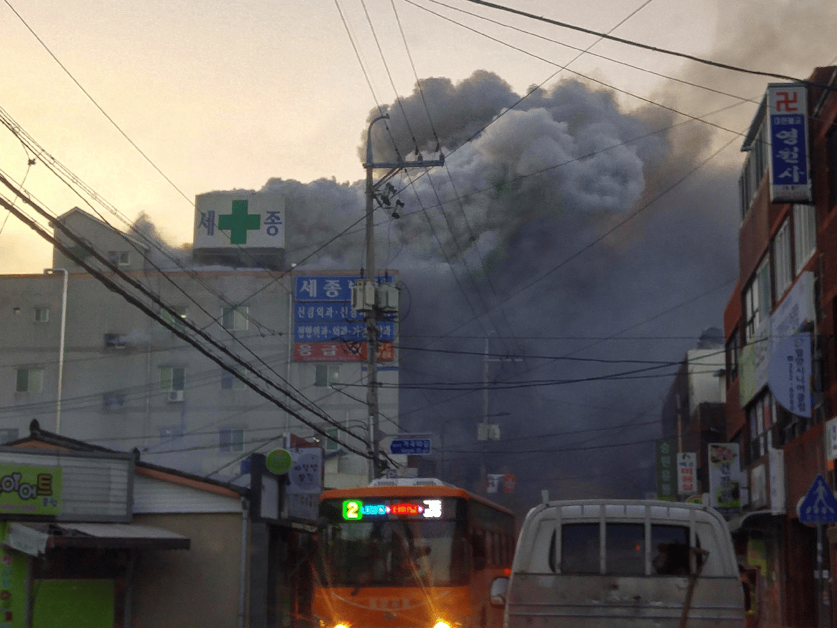 Al menos 41 muertos deja el incendio de un hospital en Corea del Sur