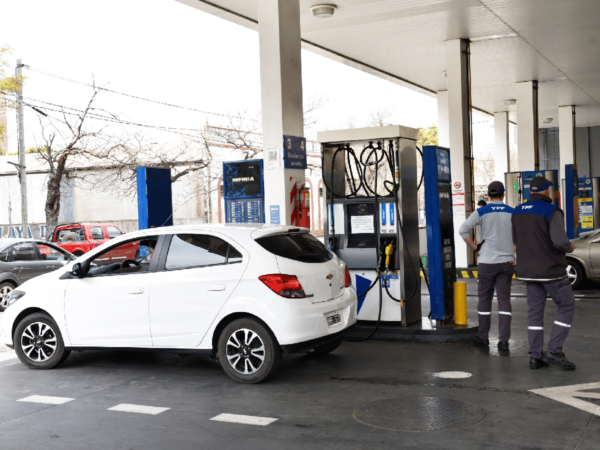 En dos semanas, los precios de combustibles podrían subir 20 % 