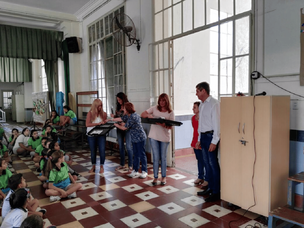 Centro vecinal Catedral entregó  micrófonos a la escuela Normal 