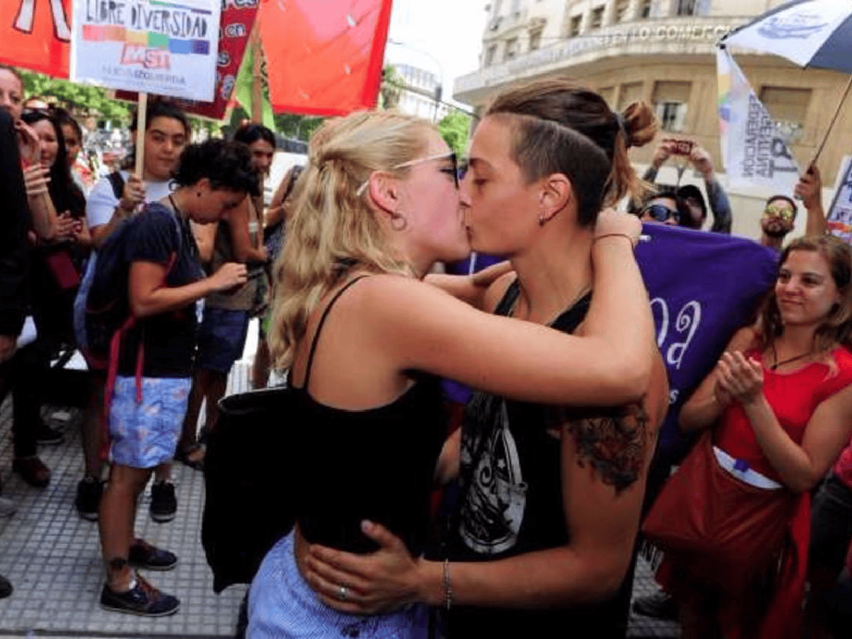 Buenos Aires: un año de prisión para la joven que besó a su esposa 