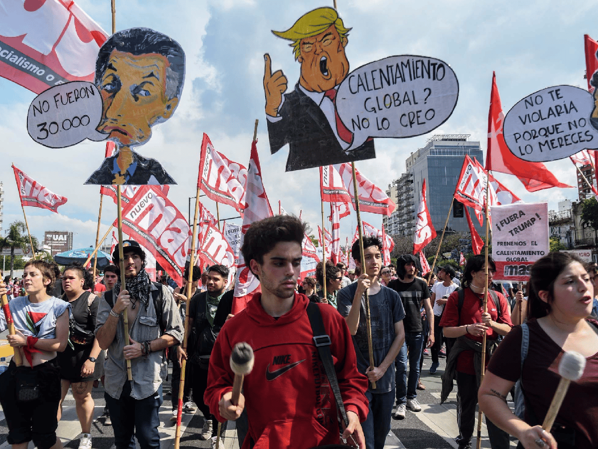 Una multitud avanza por la 9 de Julio en la marcha nacional contra el G20