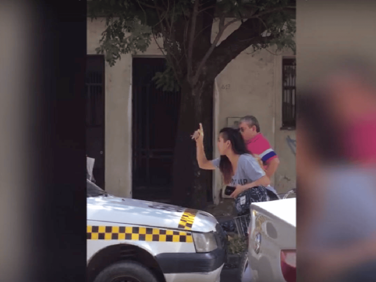 [Video] Tucumán: no dejó avanzar a un taxista porque la "acosó"