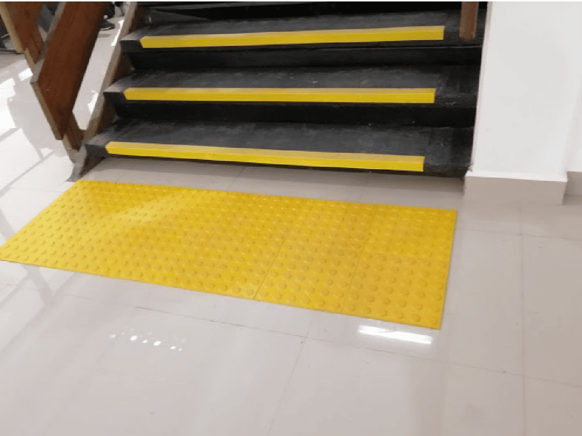 Piden escaleras accesibles para no videntes en espacios públicos 