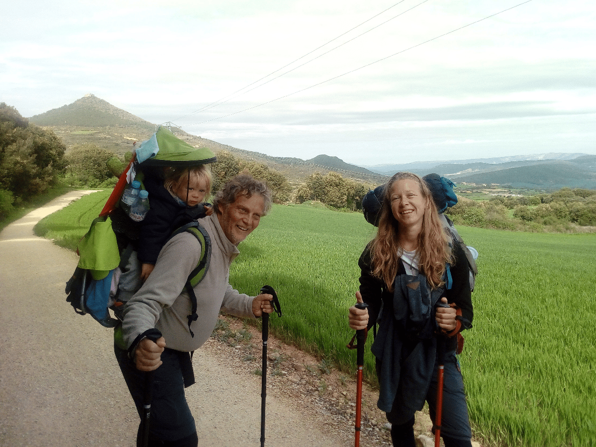 La pareja que viajó 825 kilómetros con un bebé a cuestas por el Camino de Santiago