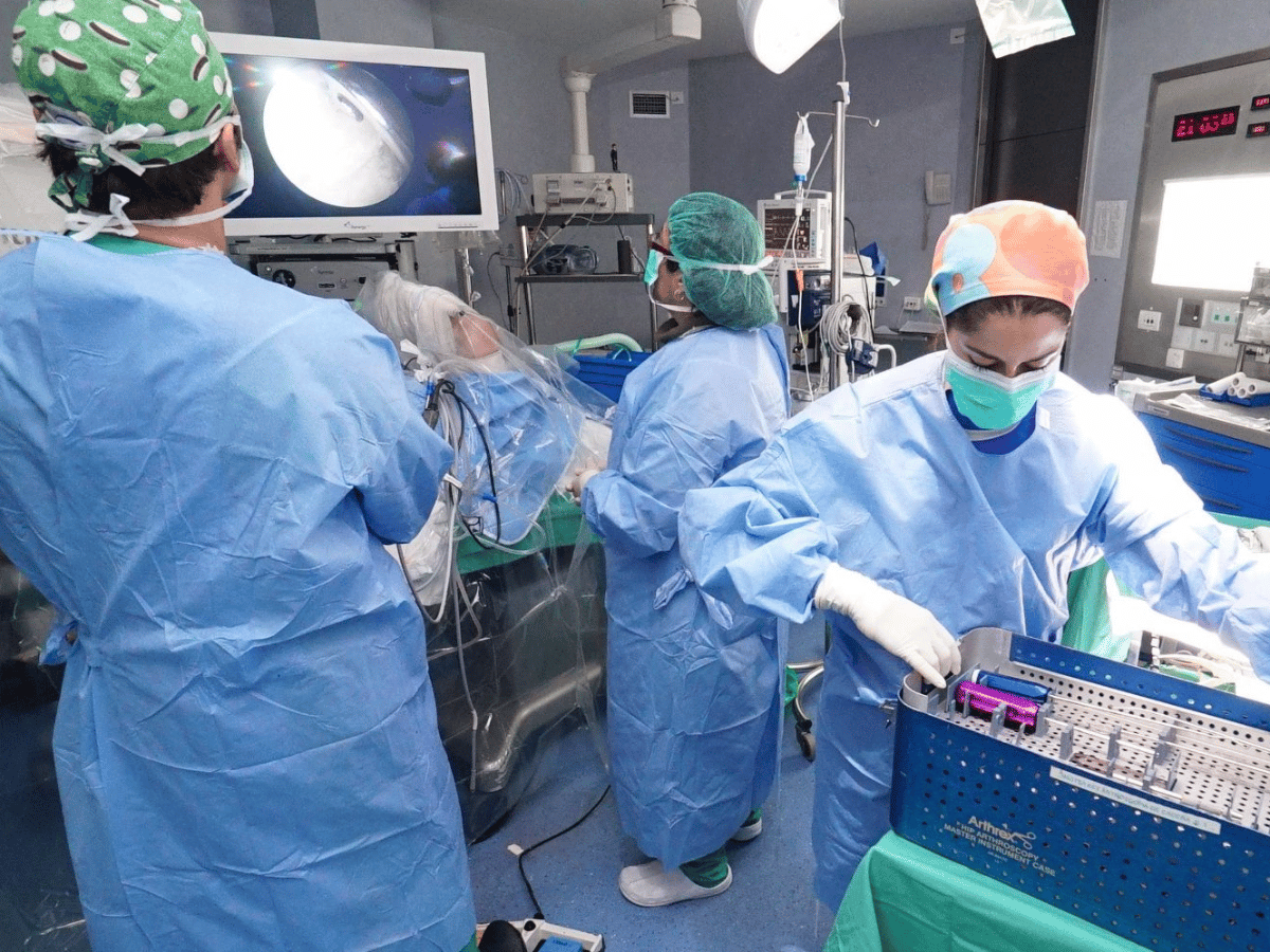 Cirugía mínimamente invasiva para preservar articulaciones de la cadera y la rodilla 