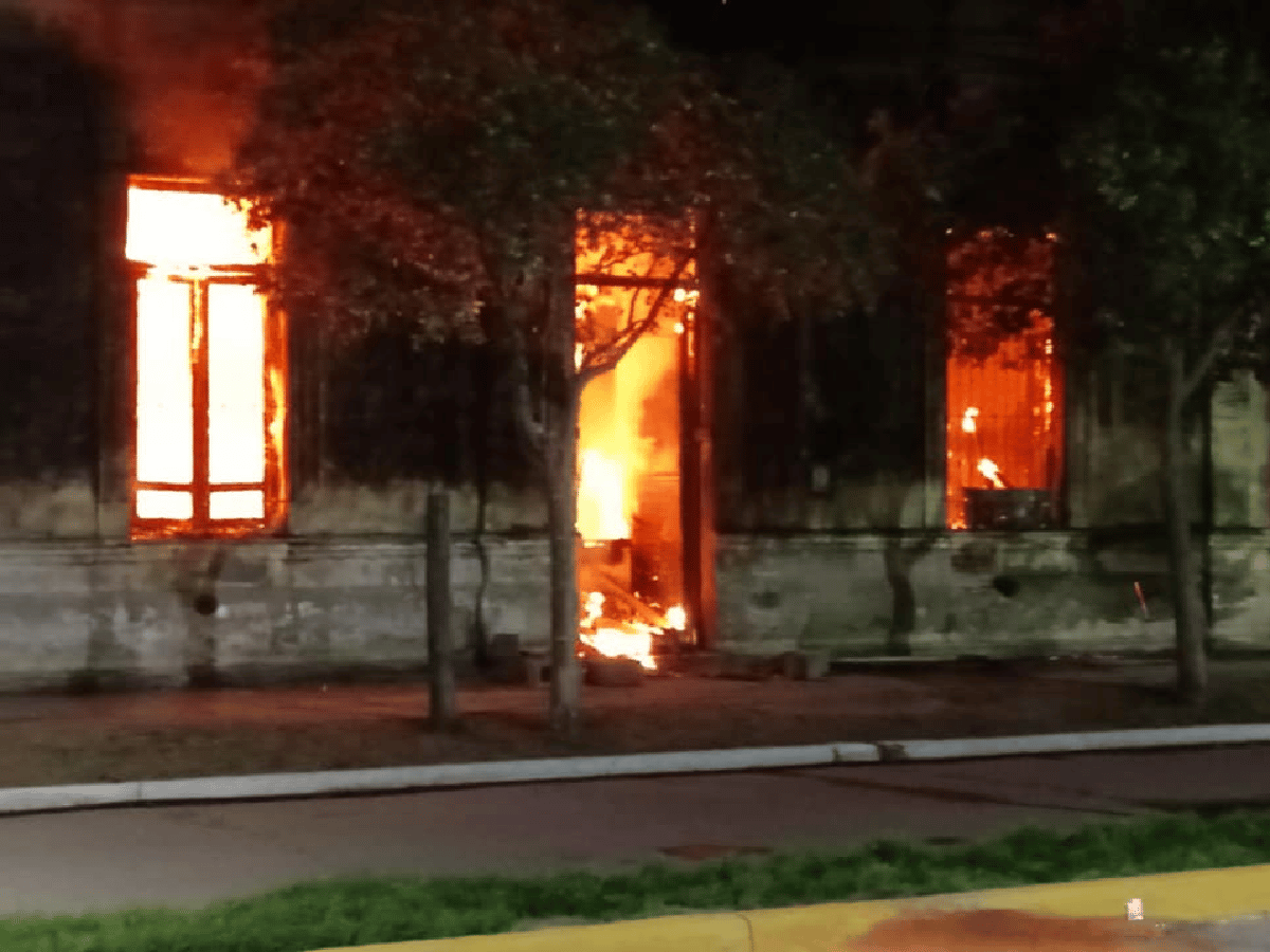 Voraz incendio dañó antigua casa en Laspiur
