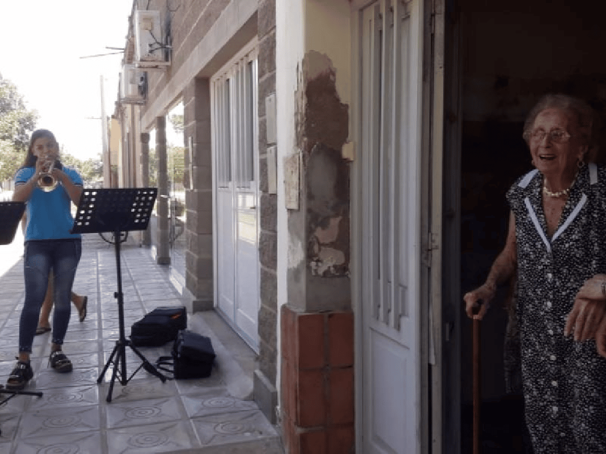 Zenón Pereyra: Cumplió 100 años y la sorprendieron cantándole en la puerta de su casa