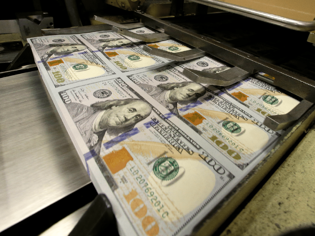 El impuesto al dólar recaudó  $ 3.181 millones en un mes   