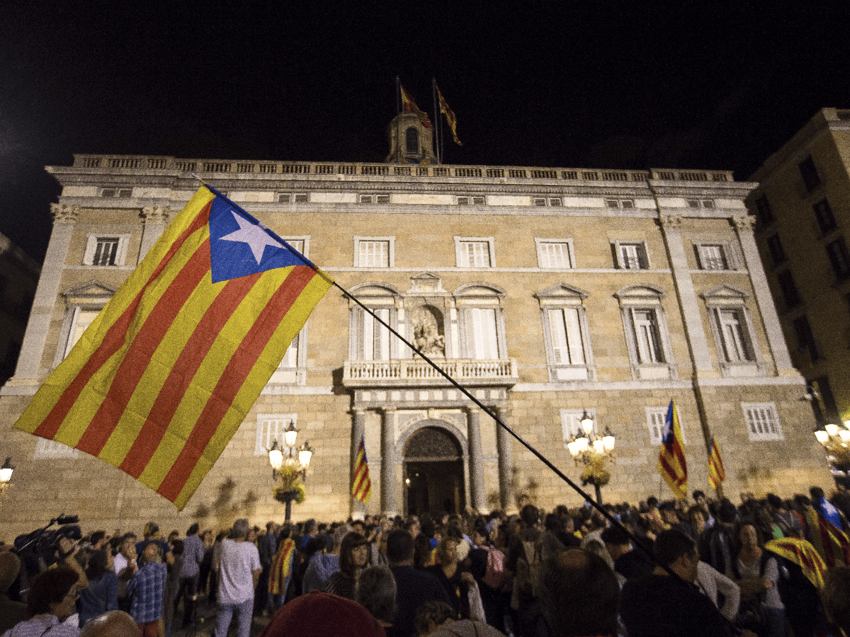 Manifestación con presencia de Puigdemont en Barcelona tras los planes de Rajoy de destituirlo