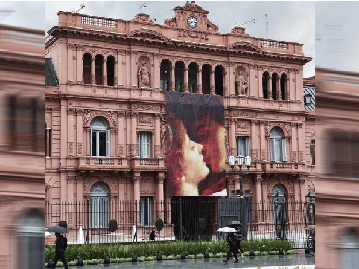 Por San Valentín, colgaron una gigantografía de Romeo y Julieta en Casa Rosada