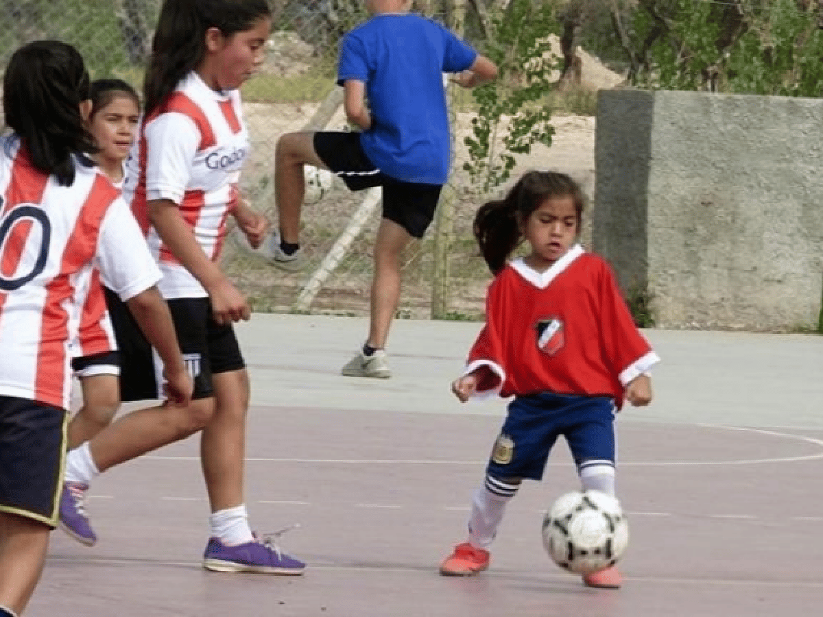 Tiene 6 años y hace estragos en el fútbol femenino: sueña con ser como el Pity Martínez