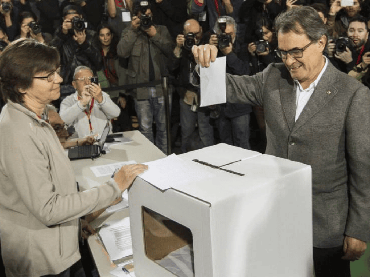 Ex presidente catalán Artur Mas, condenado a pagar 4,9 millones de euros por consulta no vinculante