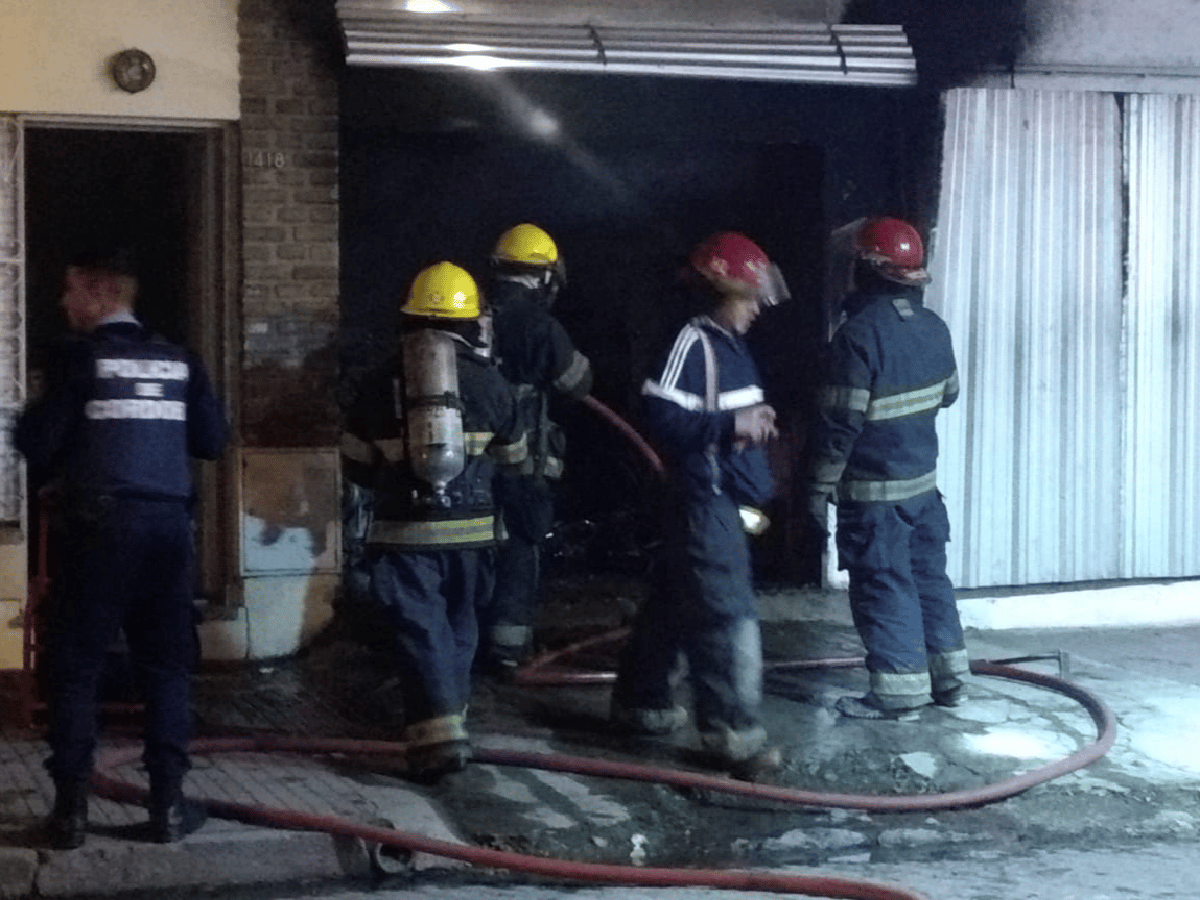 Se incendió un garaje en barrio Vélez Sarsfield 