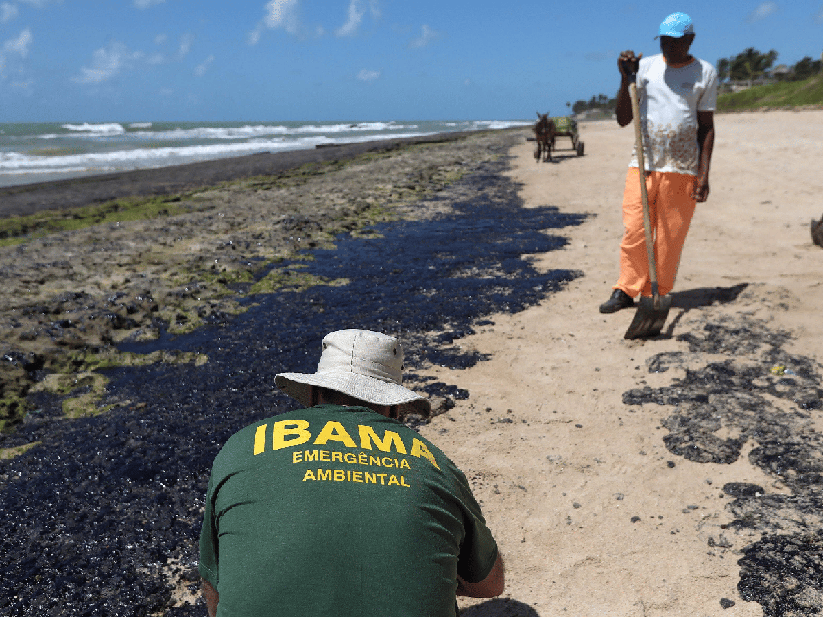 Un derrame de petróleo afectó a 139 playas del nordeste de Brasil