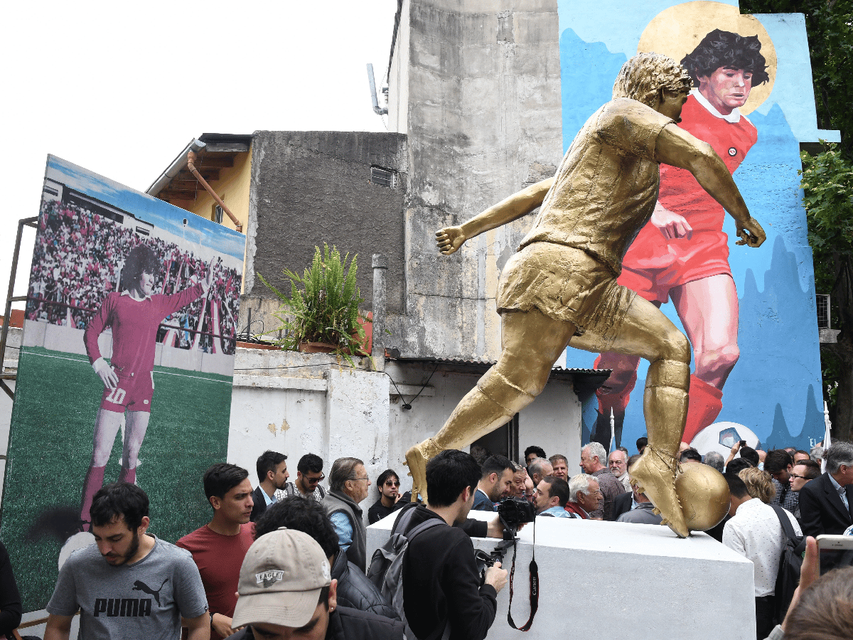 Maradona ya tiene su estatua en la Paternal