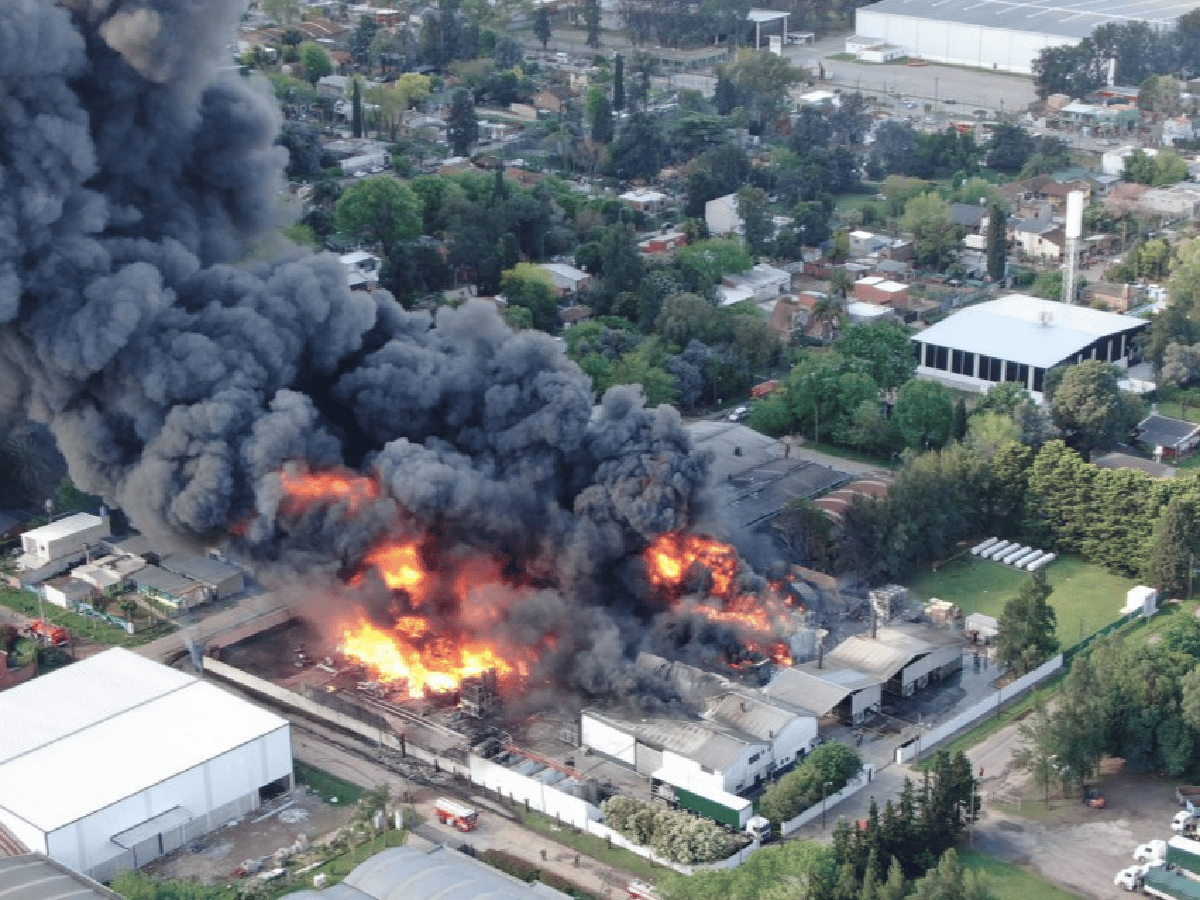 Un voraz incendio afecta a una fábrica en Benavídez