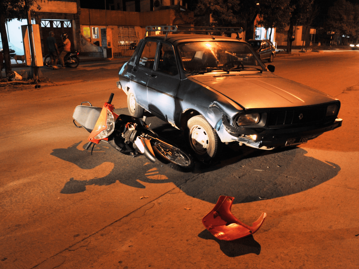 Una moto chocó con un auto que entraba a un garaje