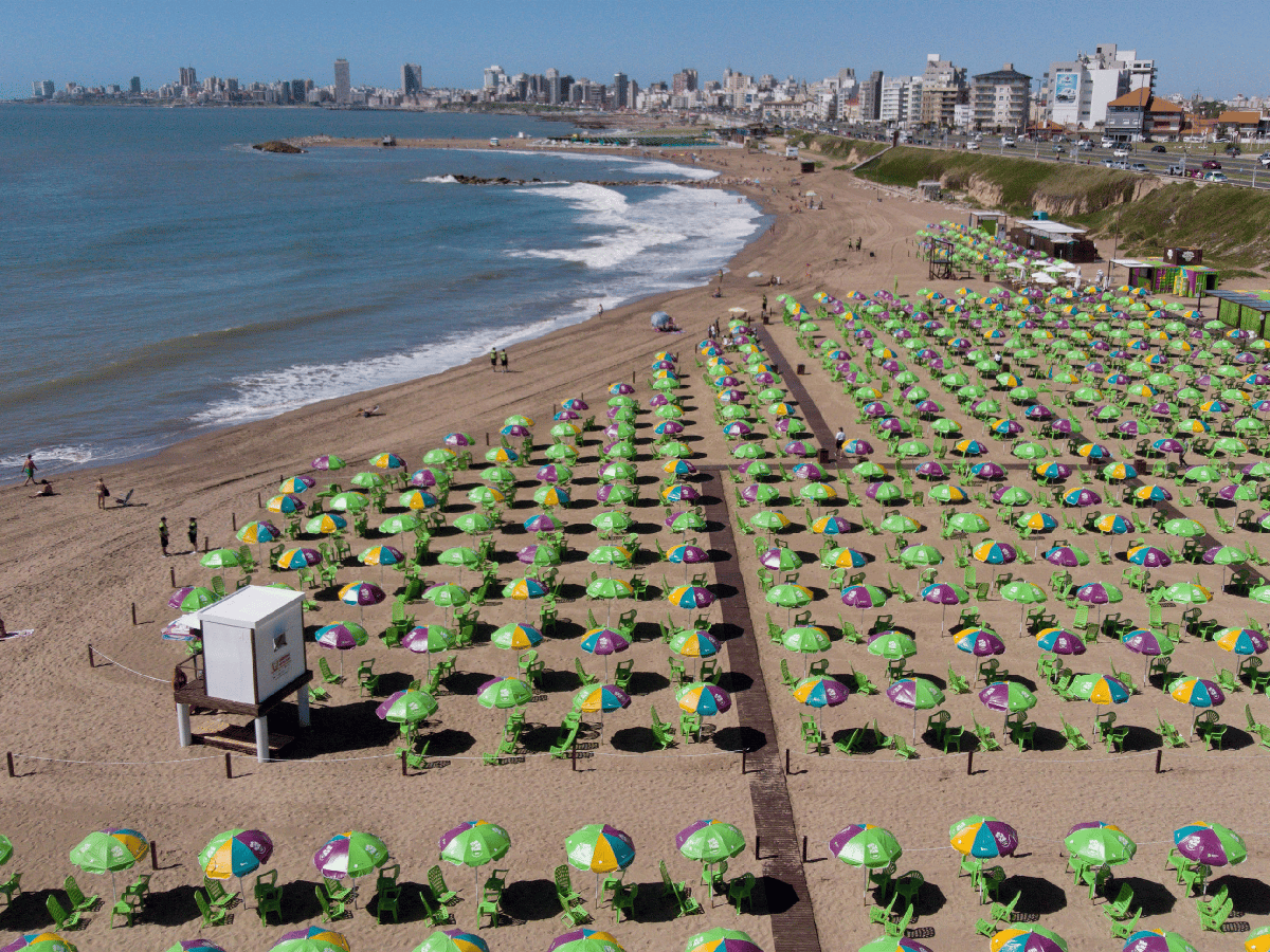 Inauguran dos playas públicas equipadas con sombrillas y servicios en Mar del Plata