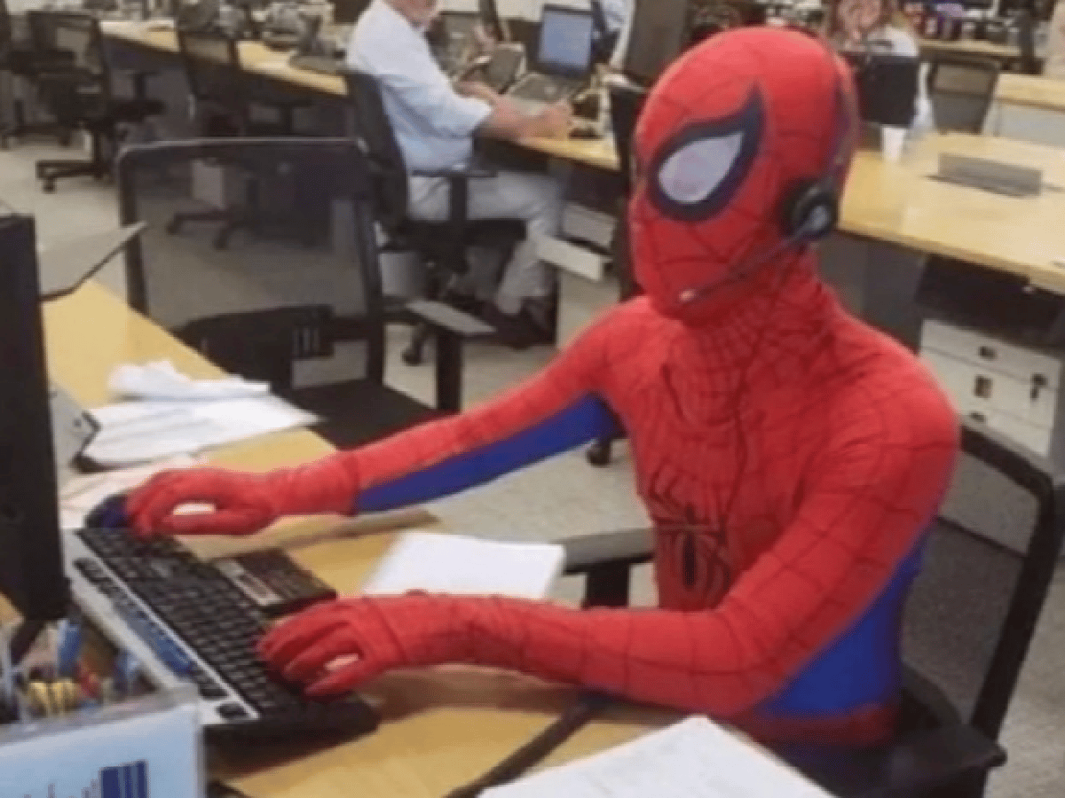 Renunció a su trabajo y el último día fue a trabajar disfrazado de Spider-Man