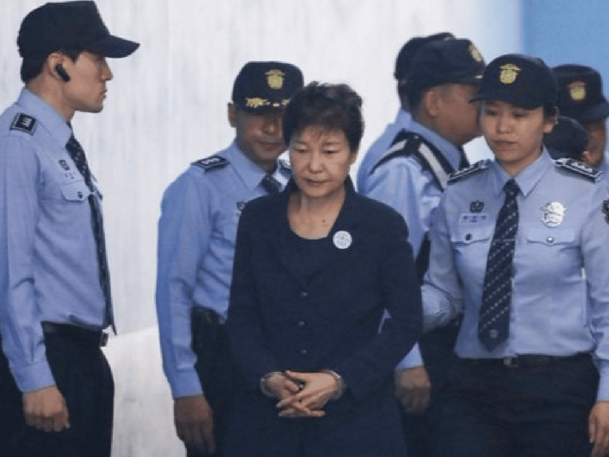 Una ex presidenta surcoreana fue condenada a 24 años de cárcel 