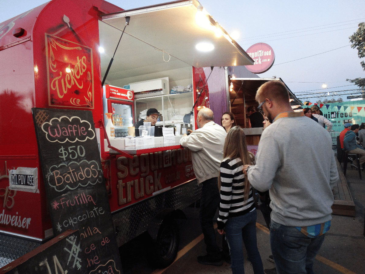 Los food trucks, la sensación  gastronómica afuera del “anfi”  de Villa María 