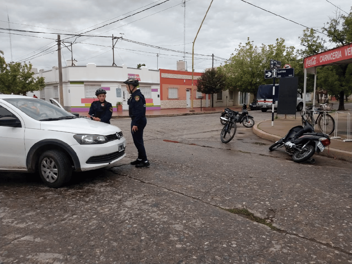Mujer herida y su hija ilesa al chocar moto y camioneta