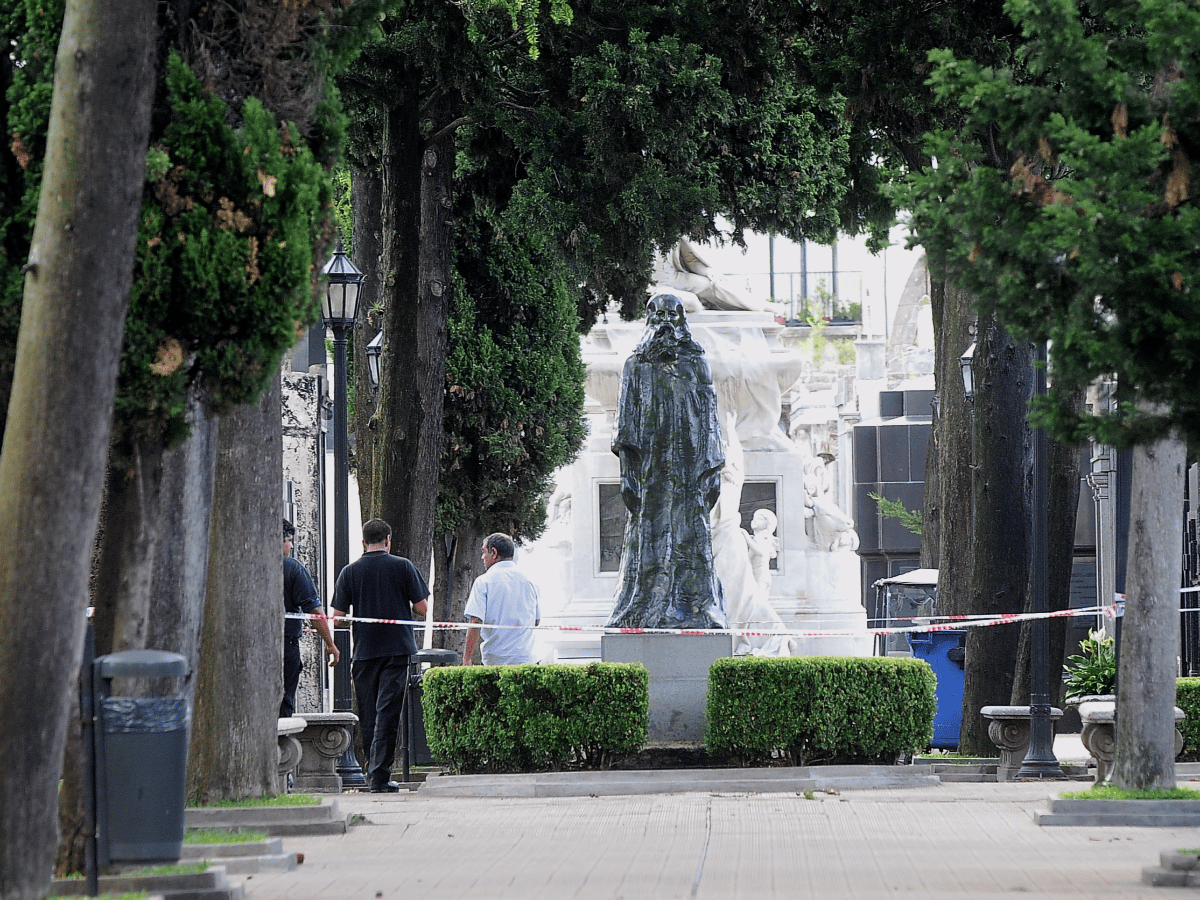 Un joven sufrió heridas al caérsele encima una estatua del cementerio de la Recoleta