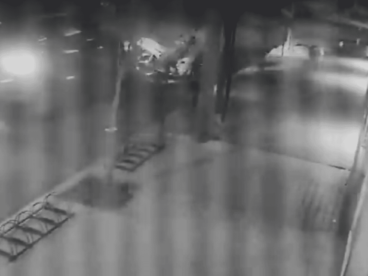 [VIDEO] Auto chocó dos motos estacionadas y se dio a la fuga