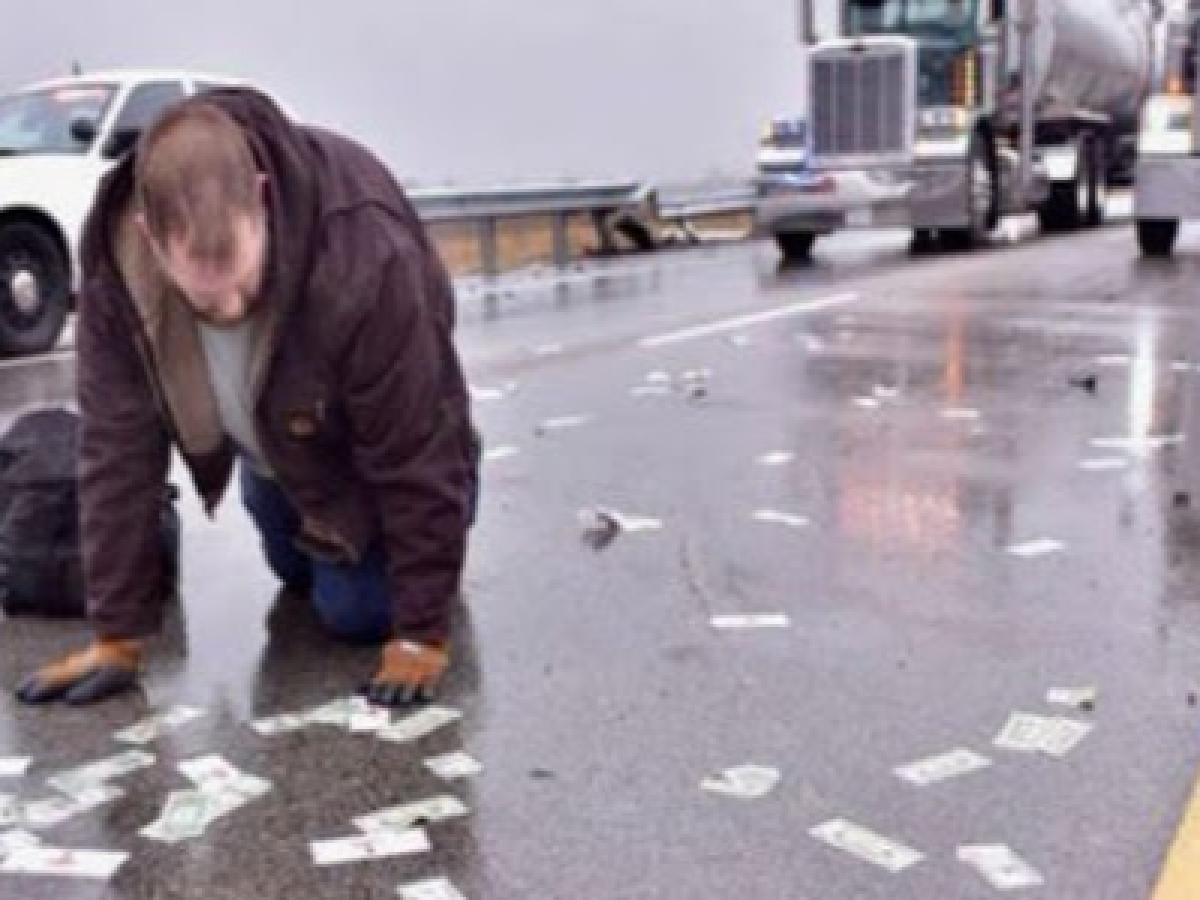 Llovió medio millón de dólares en una autopista de Estados Unidos