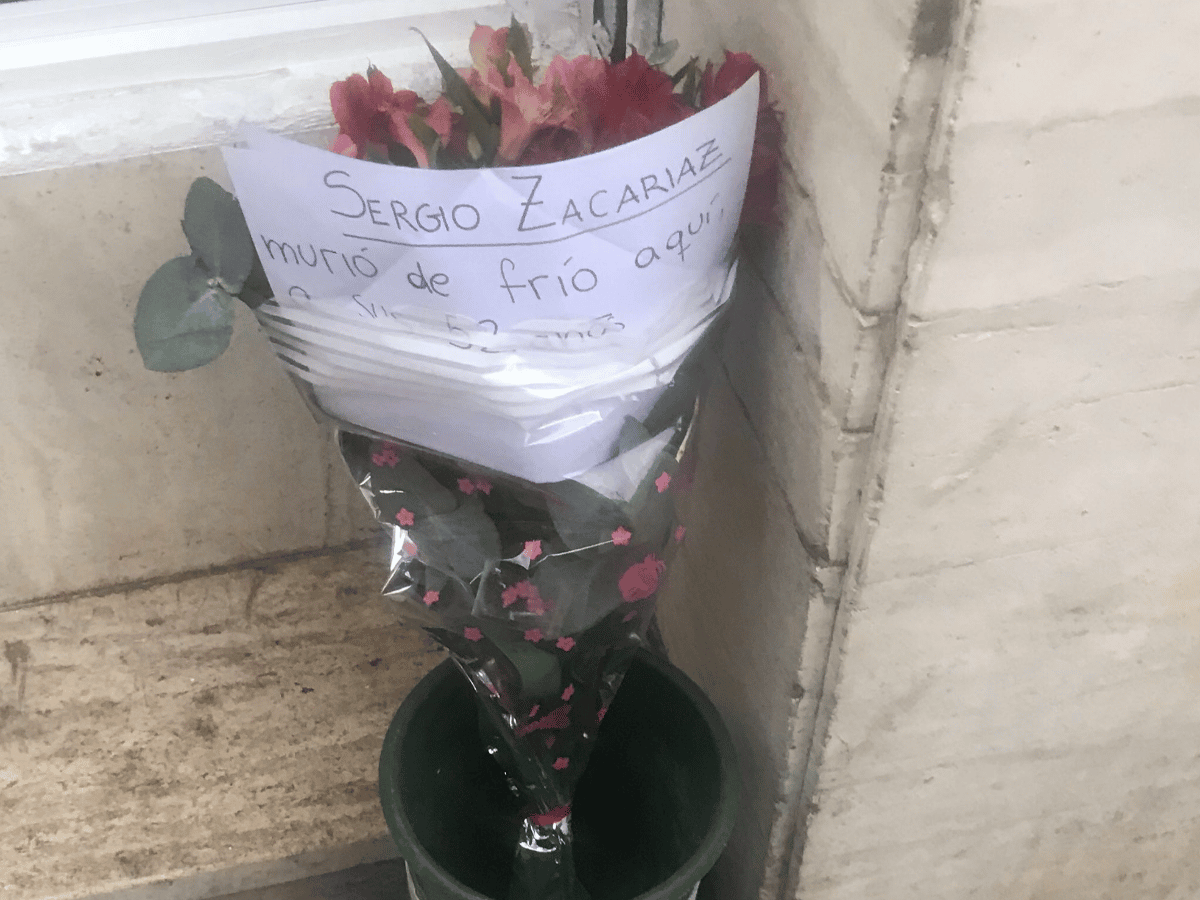 Dejaron flores donde murió un hombre de frío cerca de la Casa Rosada